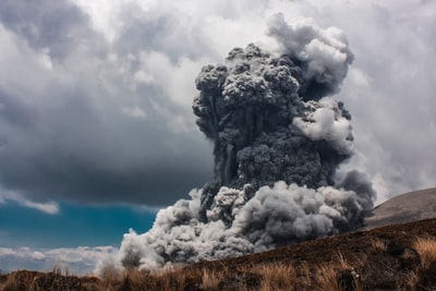 普林尼火山喷发照片